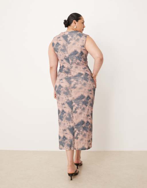 Vestido midi fruncido sin mangas con estampado oscuro efecto tie dye de malla de ASOS DESIGN Curve, 4 de 4