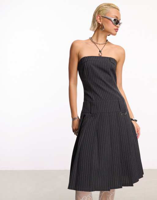 Vestido midi gris con raya diplomática, escote palabra de honor y falda plisada Office Siren de COLLUSION
