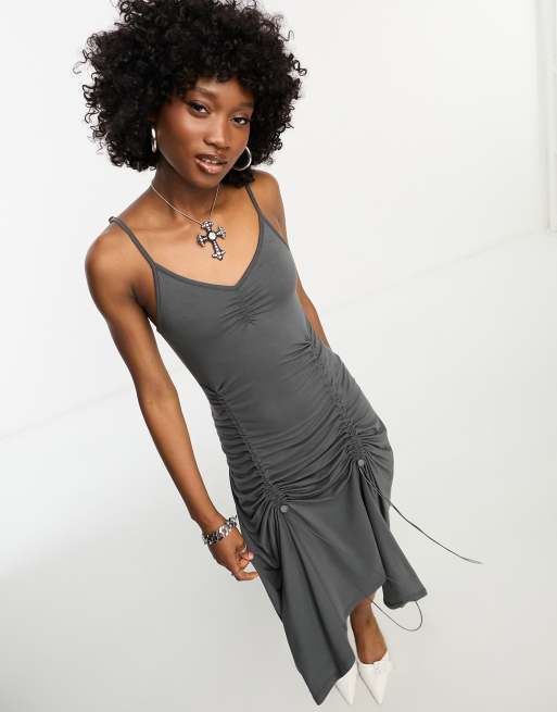 Vestido midi gris de tirantes con detalles fruncidos de COLLUSION