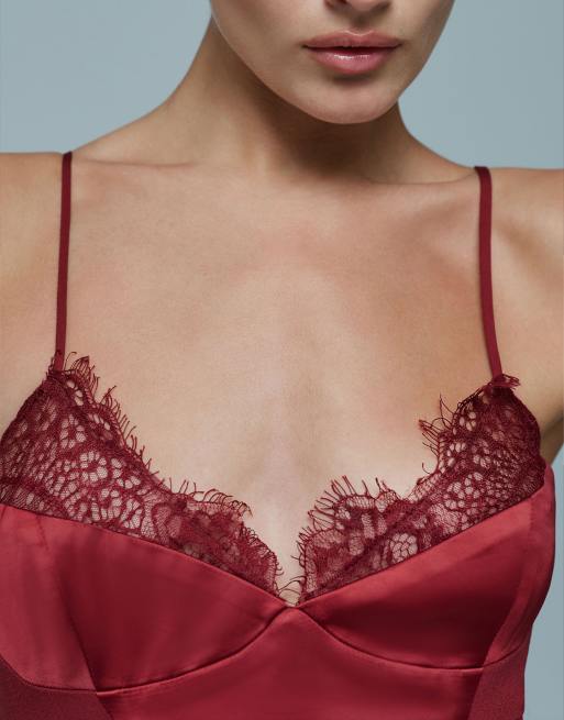 Vestido midi lencero de satén con detalle de encaje y escote Bardot en burdeos, 2 de 3