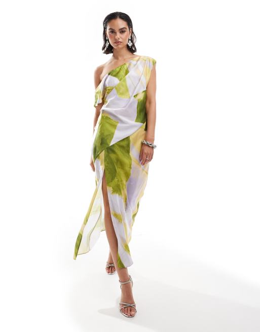 Vestido midi lila con estampado de camuflaje, hombro descubierto drapeado y abertura de satén de ASOS DESIGN