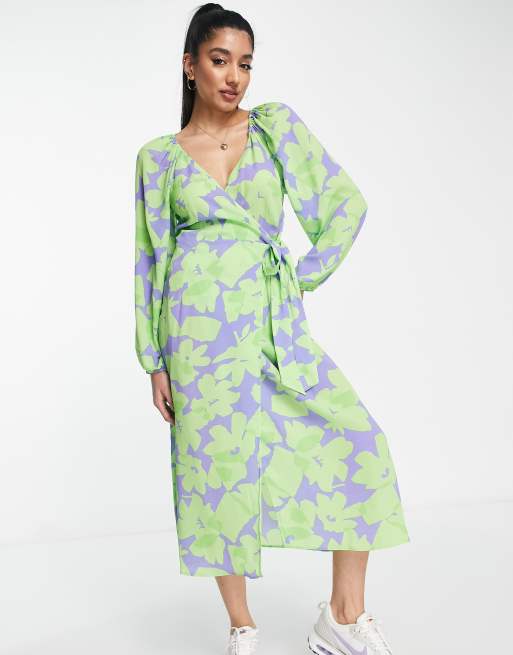 Vestido midi lila cruzado con estampado floral grande y cinturón de ASOS DESIGN, 2 de 4