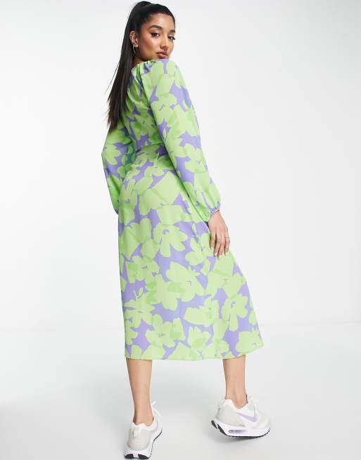 Vestido midi lila cruzado con estampado floral grande y cinturón de ASOS DESIGN, 3 de 4