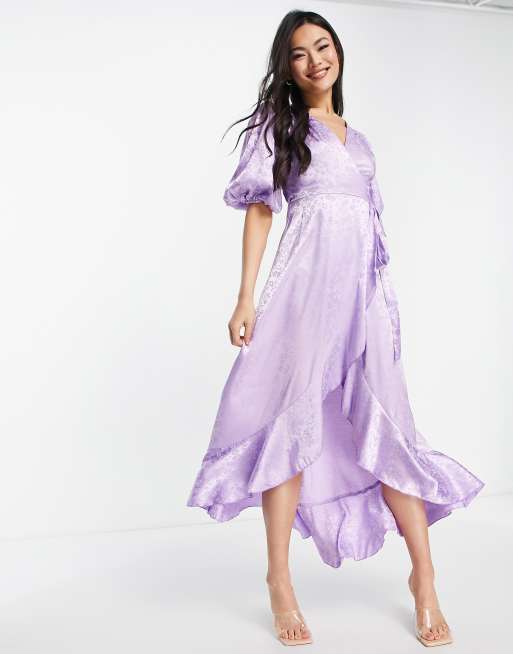 Vestido midi lila cruzado, con mangas abullonadas, diseño de jacquard y detalle de volante de Blume Bridal 