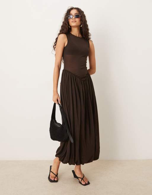 Vestido midi marrón chocolate con cintura baja de ramio efecto