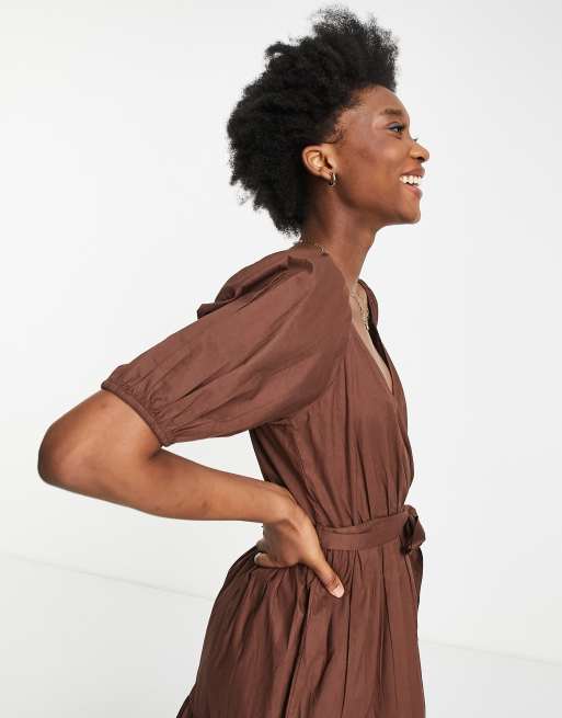 Vestido midi marrón chocolate con cuello de pico, mangas abullonadas y lazada en la cintura de Influence, 3 de 4