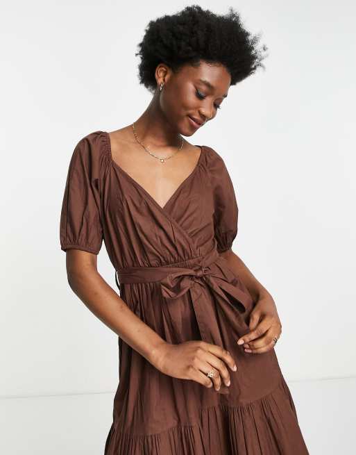 Vestido midi marrón chocolate con cuello de pico, mangas abullonadas y lazada en la cintura de Influence, 4 de 4