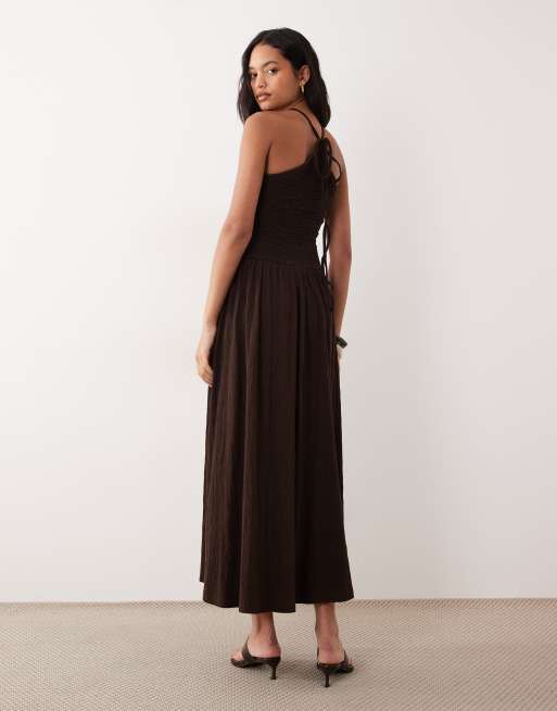 Vestido midi marrón chocolate con cuello halter de tirantes y acabado efecto arrugado de ASOS DESIGN, 4 de 4