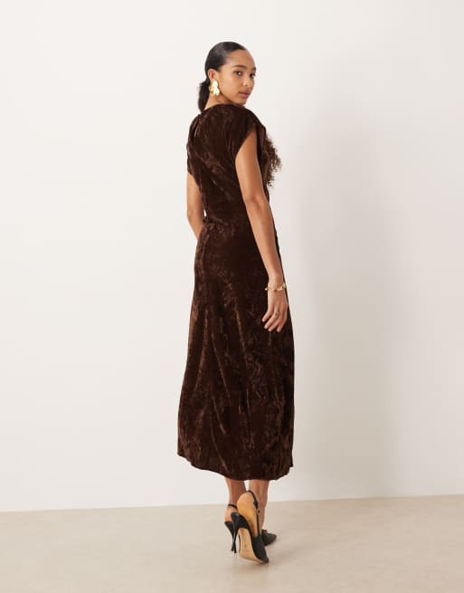 Vestido midi marrón chocolate de manga corta con cuello redondo de terciopelo de ASOS DESIGN, 4 de 4