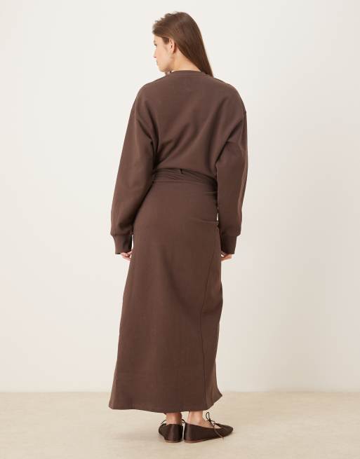Vestido midi marrón chocolate estilo sudadera con diseño cruzado de ASOS DESIGN Circular Design Collection, 3 de 4