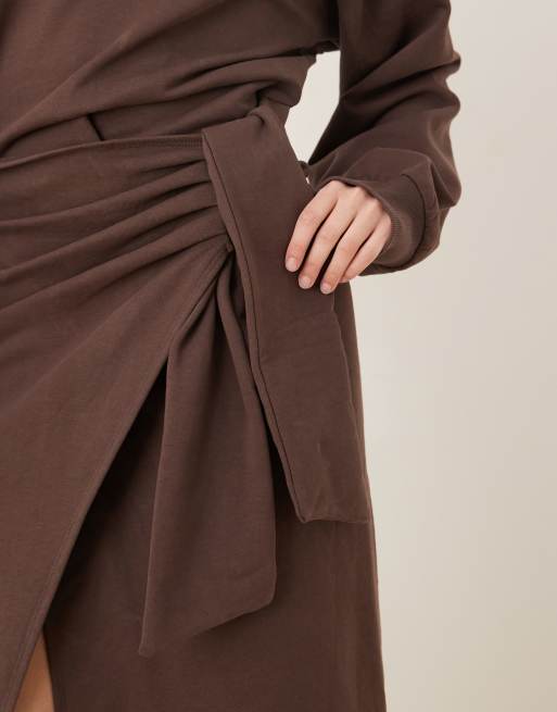 Vestido midi marrón chocolate estilo sudadera con diseño cruzado de ASOS DESIGN Circular Design Collection, 4 de 4
