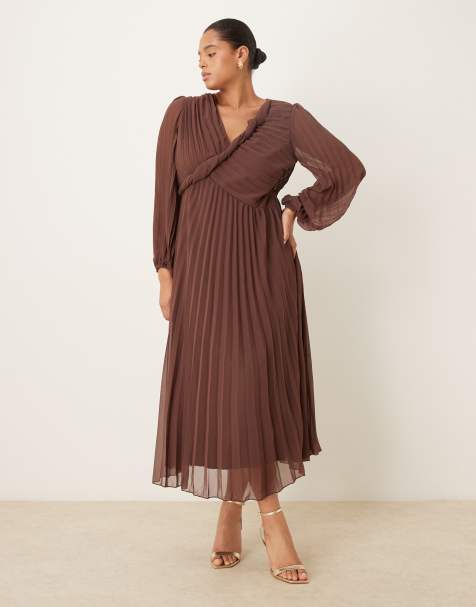 Vestido midi marrón chocolate plisado con diseño cruzado y retorcido en la parte delantera de ASOS DESIGN Curve - view 1