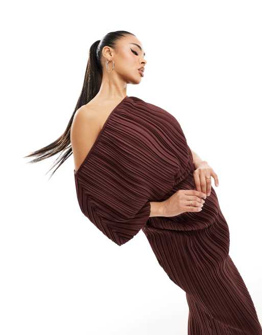 Vestido midi marrón chocolate plisado con hombros caídos de ASOS DESIGN