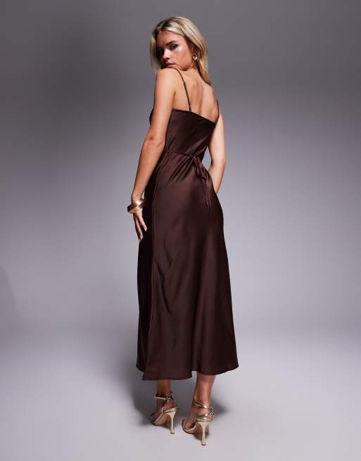 Vestido midi marrón con cuello desbocado de satén de New Look Petite, 3 de 4