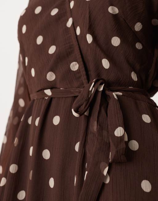 Vestido midi marrón con estampado de lunares y parte delantera cruzada de VILA, 2 de 4