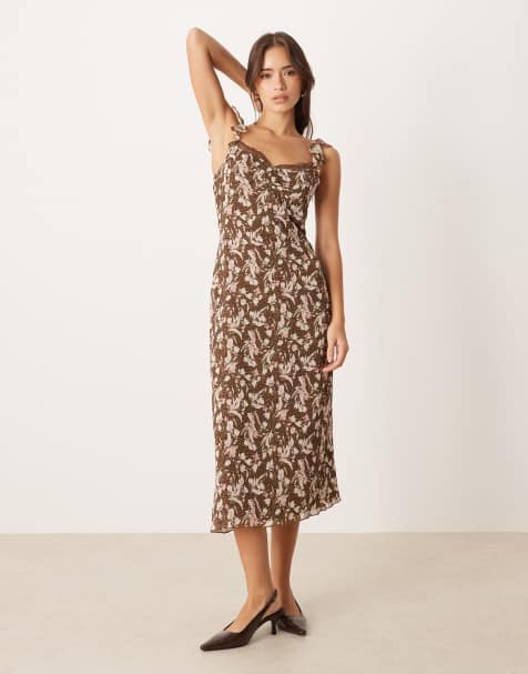 Vestido midi marrón con estampado floral, volantes en los tirantes y ribete de encaje Daita de Motel - view 1