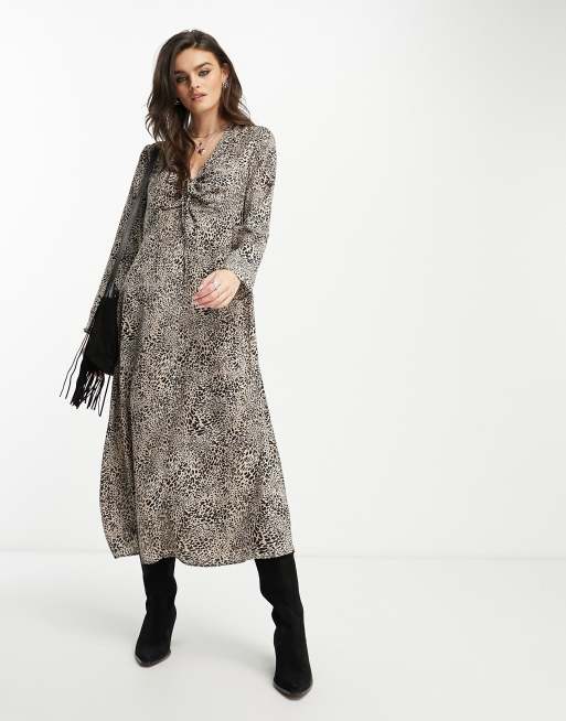 Vestido midi marrón de manga larga con estampado animal, detalle de tiras y abertura en forma de cerradura en la parte delantera de Mango