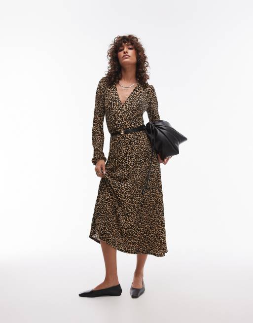 Vestido midi marrón de manga larga con estampado de leopardo y cuello de pico de Mango