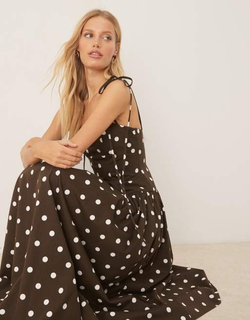 Vestido midi marrón estructurado con estampado de lunares