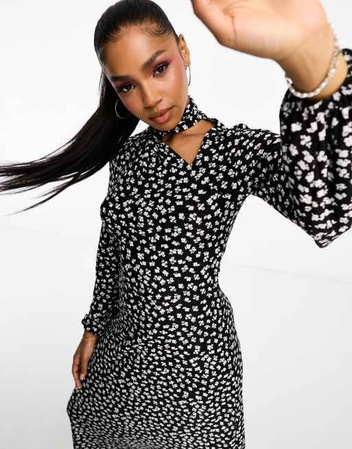 Vestido midi monocromático con cuello retorcido, detalle de abertura y estampado floral de QED London