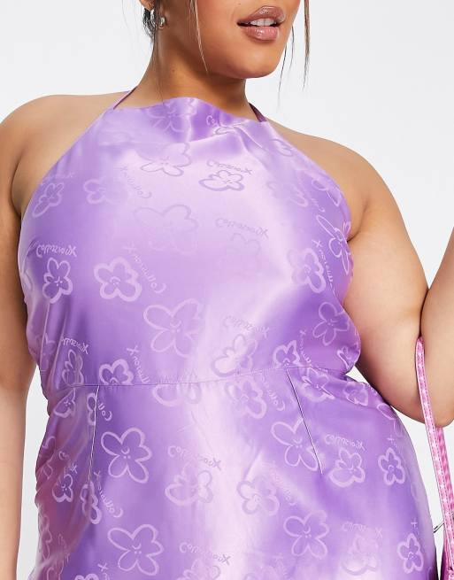 Vestido midi morado con cuello halter y diseño floral de jacquard de satén de COLLUSION Plus , 4 de 4