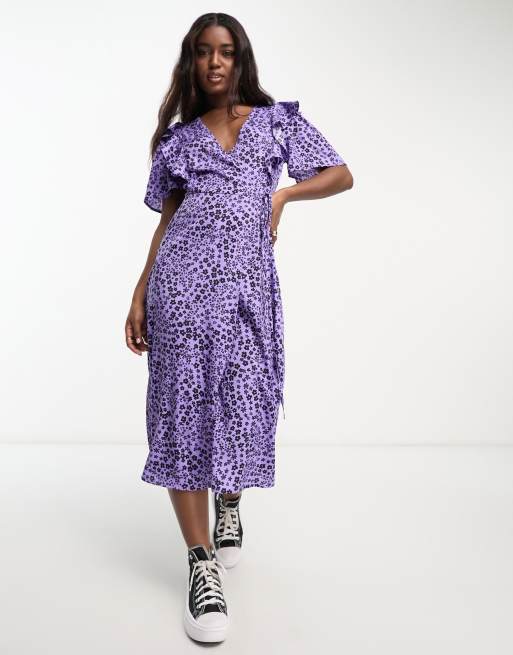 Vestido midi morado cruzado con estampado floral y detalle de volantes de Influence