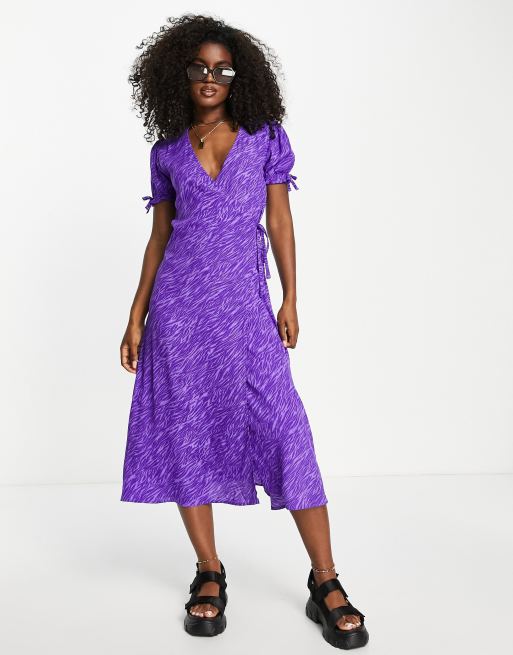 Vestido midi morado cruzado de manga corta con estampado floral de