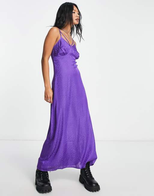 Vestido midi morado de jacquard de satén de Violet Romance 