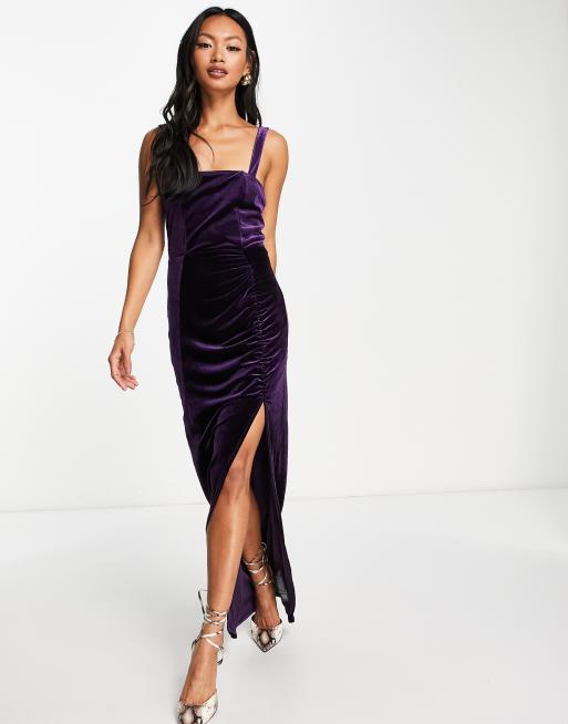 Vestido midi morado oscuro fruncido de tirantes de terciopelo de ASOS DESIGN