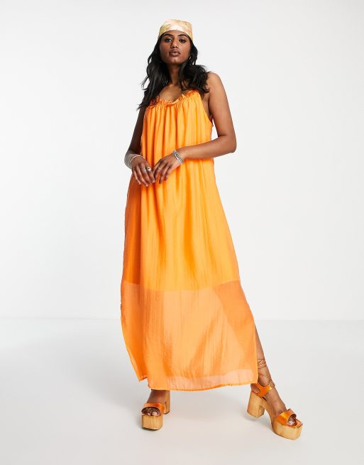 Vestido midi naranja luminoso de tirantes con detalle recogido de Object