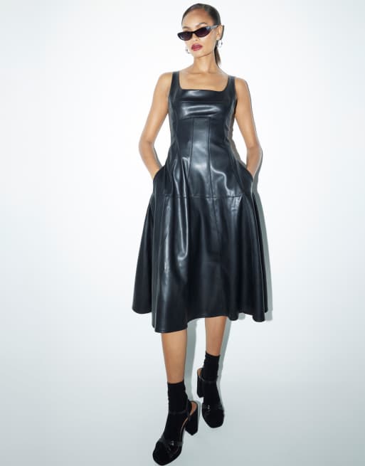 Vestido midi negro acampanado de cuero sintético de River Island, 2 de 3