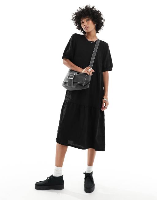 Vestido midi negro amplio y escalonado de tejido texturizado de Monki