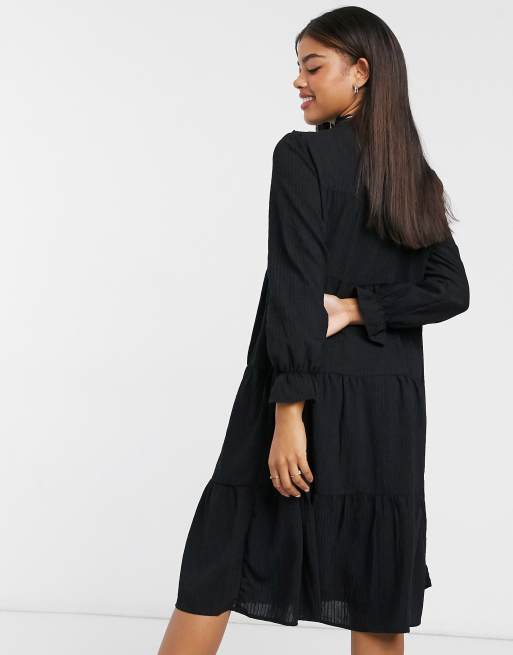 Vestido midi negro con cuello alto y falda escalonada de Pieces, 2 de 4