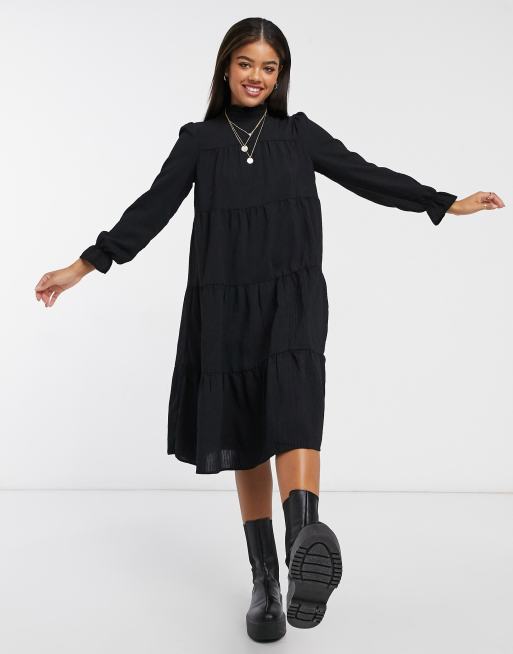 Vestido midi negro con cuello alto y falda escalonada de Pieces, 4 de 4