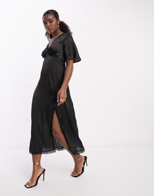 Vestido midi negro con mangas fluidas, cuello de pico y detalle de encaje de Influence