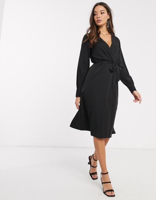 Vestido midi negro cruzado de Vero Moda