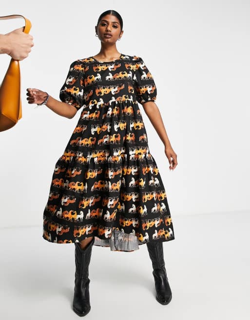 Vestido midi negro de manga corta con diseño estampado, bajo asimétrico y falda escalonada de Vila