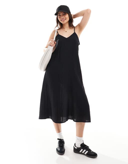 Vestido midi negro de tirantes con cuello de pico de Vero Moda