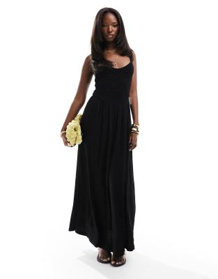 Vestido midi negro de tirantes con falda de corte amplio y corpiño fruncido de tejido efecto rugoso de ASOS DESIGN