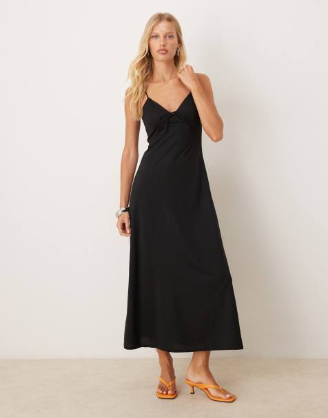 Vestido midi negro de tirantes con vuelo y cuello de pico de Mango - view 1