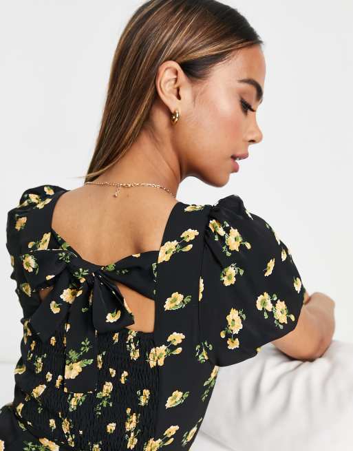 Vestido midi negro estilo mesonera con mangas abullonadas y estampado de florecitas amarillas de Glamorous, 3 de 4