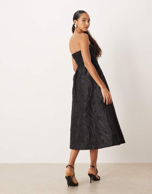 Vestido midi negro estructurado con escote palabra de honor de