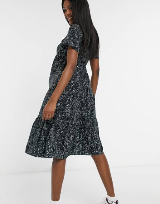 Vestido midi negro fruncido con diseño escalonado y estampado de lunares de Influence Maternity, 2 de 4