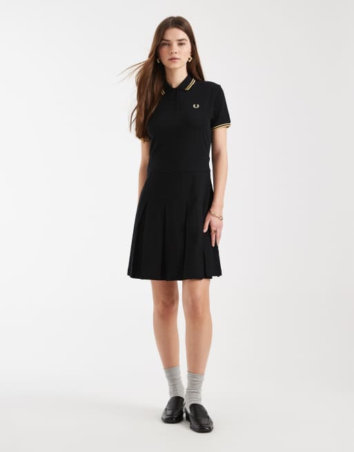Vestido midi negro plisado de estilo tenista con ribetes y logo de Fred Perry, 2 de 4