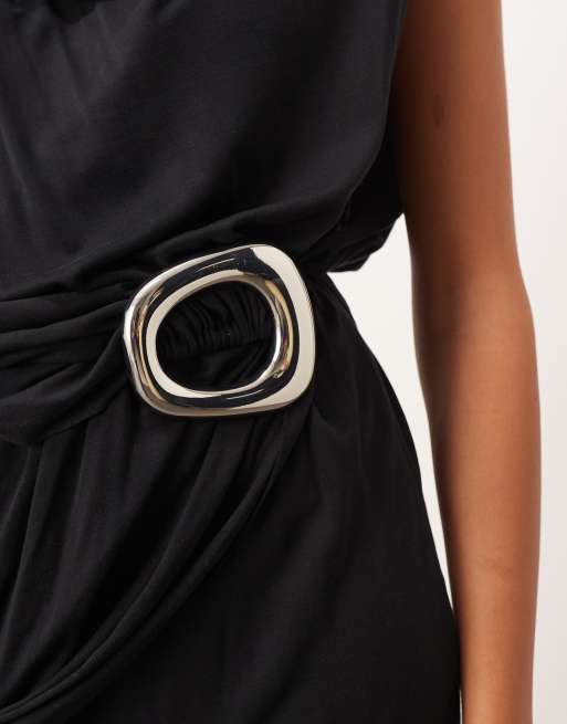Vestido midi negro sin mangas con bajo drapeado y detalle de hebilla de ARRANGE, 3 de 4