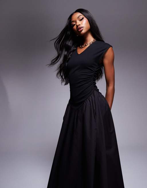 Vestido midi negro sin mangas con cuello de pico, diseño fruncido y falda de corte amplio de popelina de ASOS DESIGN