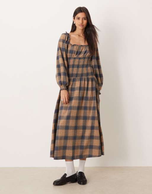 Vestido midi negro y color tostado a cuadros con cuerpo fruncido y cuello ancho de ASOS DESIGN