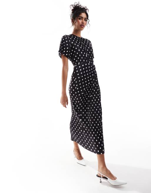 Vestido midi plisado de manga corta con estampado de lunares color marfil y detalle retorcido en la falda de ASOS DESIGN