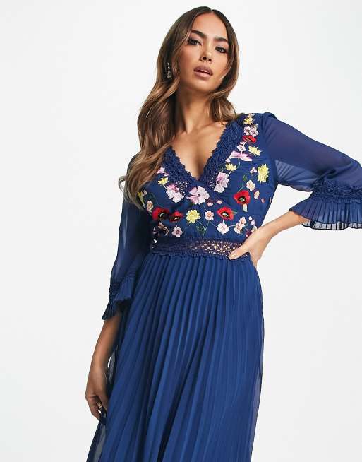 Vestido midi plisado en azul marino aplicación de encaje y bordados de ASOS DESIGN