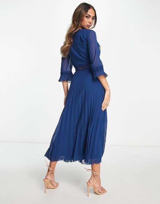 Vestido midi plisado en azul marino aplicación de encaje y bordados de ASOS DESIGN